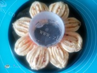 美味的椰蓉花环面包做法图解14)