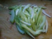 家常菜西芹炒牛柳做法图解2)