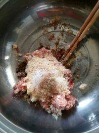 好吃的芹菜猪肉虾仁水饺做法图解3)