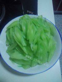 莴笋片炒肉做法图解1)