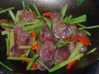 家常菜芹菜炒腊肠做法图解11)