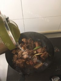 回味无穷的排骨烧土豆做法图解7)