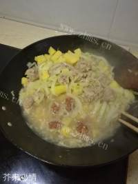 营养的白菜香菇肉丸煲做法图解8)