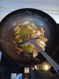 家常菜芹菜炒肉做法图解4)
