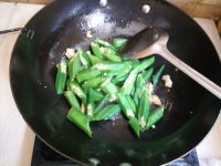 家常菜秋葵炒肉做法图解4)