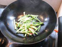 让人怀念的腊肉炒蒜苗做法图解4)