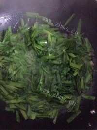 喷香的韭菜炒鸡蛋做法图解5)