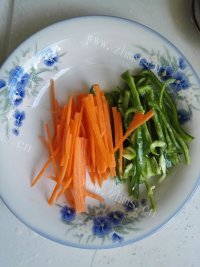 好吃的青椒炒双菇做法图解2)