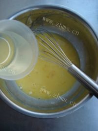 自制草莓奶油蛋糕卷做法图解2)