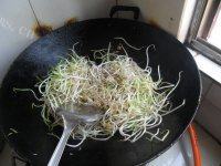 鲜香的素炒绿豆芽做法图解3)