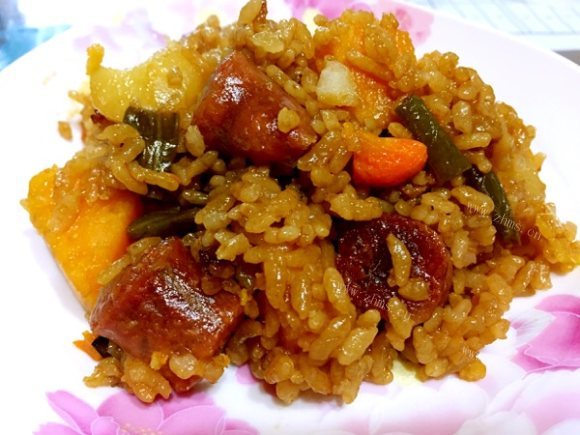 色泽鲜亮的香肠焖饭
