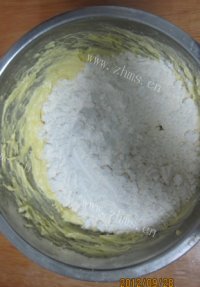 美味营养的蛋黄饼干做法图解4)