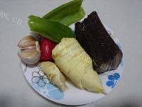 家常菜冬笋炒腊肉做法图解1)