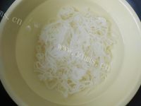 满口清香的鸡蛋炒河粉做法图解2)