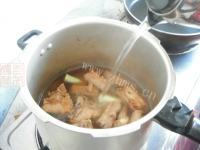 热腾腾的排骨炖豆角做法图解8)