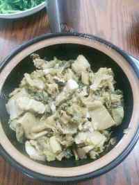 美味的梅菜干煲五花肉做法图解5)