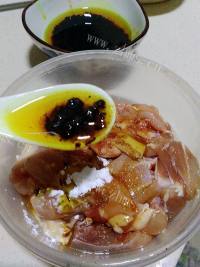 美味的咖喱油土豆鸡腿肉做法图解3)