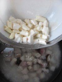 美味早餐山药萝卜粥做法图解7)