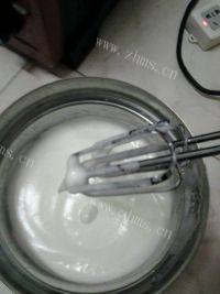 诱人的无油酸奶蛋糕做法图解8)