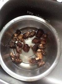 美味的香菇母鸡汤做法图解8)
