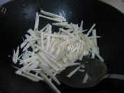 口感饱满的青椒炒茭白做法图解4)
