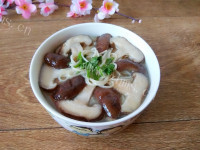 美味的香菇肉丝面