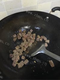 口感丰富的牛肉粒炒玉米核桃做法图解4)