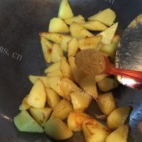 色香味俱全的孜然土豆做法图解6)