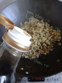 自制炒绿豆芽做法图解4)