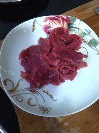 家常菜牛肉炒青瓜做法图解1)