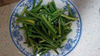 家常菜蒜苔炒牛肉做法图解1)