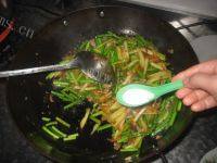 家常回锅肉炒蒜苔做法图解11)