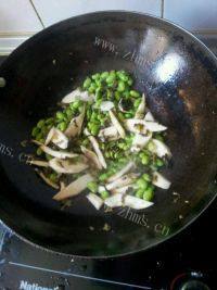 家常菜茭白炒毛豆做法图解4)