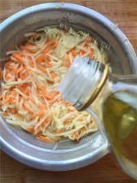美味的土豆丝饼做法图解7)