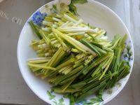 家常菜腊肠炒蒜苗做法图解3)
