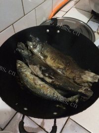 香喷喷的红烧鱼做法图解4)