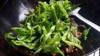 家常菜青椒炒猪肝做法图解10)
