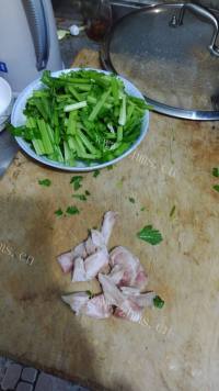 自制芹菜炒肉丝做法图解1)