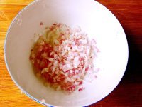 营养的蟹肉鱼肠洋葱鸡蛋饼做法图解1)