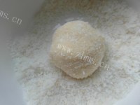 自制蛋黄椰丝球做法图解8)