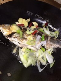 家常菜鲫鱼烧豆腐做法图解4)