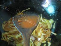 家常菜泡菜炒五花肉做法图解4)
