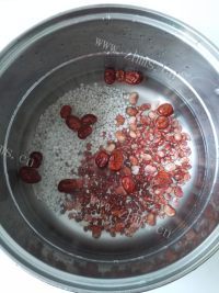 五味俱全的红豆薏米汤做法图解3)