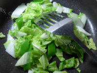 好吃牛肉酱尖椒白菜炒年糕做法图解3)
