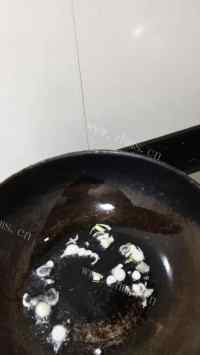 美味的皮蛋瘦肉粥做法图解2)