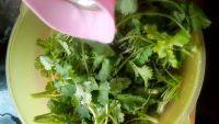 下酒菜凉拌香菜花生米做法图解2)
