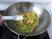 家常菜蒜苗炒鸡蛋做法图解5)