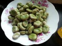 葱爆蚕豆做法图解1)