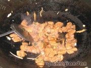 香甜可口的松茸炒肉片做法图解4)