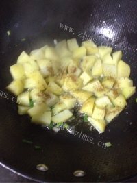 诱人的孜然土豆做法图解6)